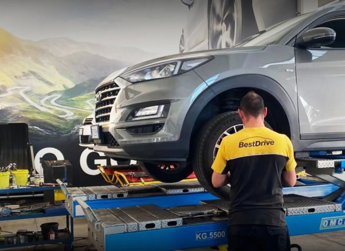 Tecnico al lavoro su un'auto nell'officina Giglio Gomme